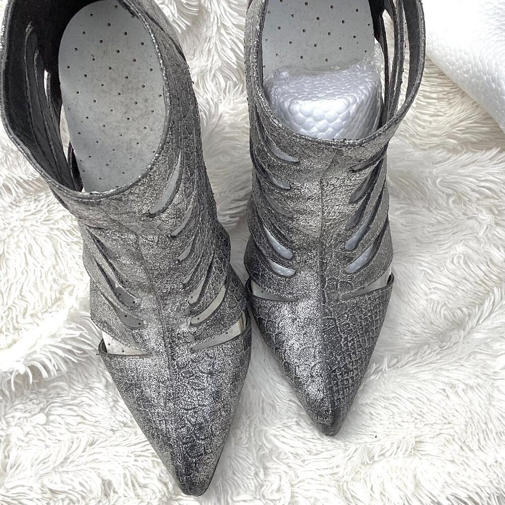 MICHAEL ANTONIO • SILVER PLATFORM HEELS • 4.5" Women's Size 7.5